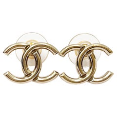 Chanel Classic Gold CC 3D-Piercing-Ohrringe