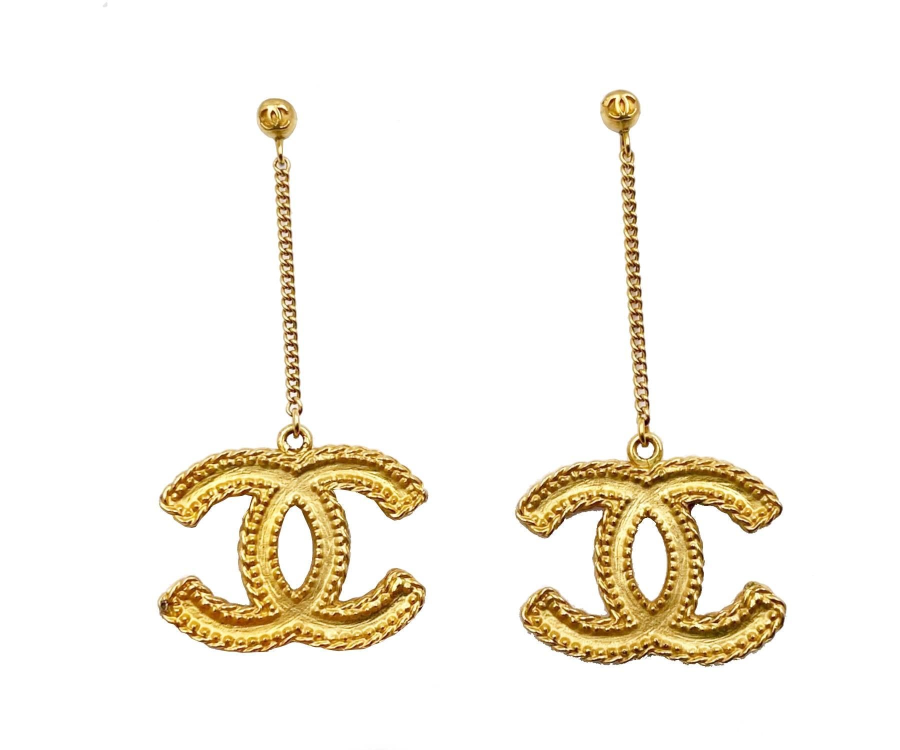 Chanel Classic Gold CC Dangle Piercing Earrings

*Marked 16
*Made in Italy
*Comes with the  original box and pouch
-As seen on Jamie Chung

-It's approximately 1.25
