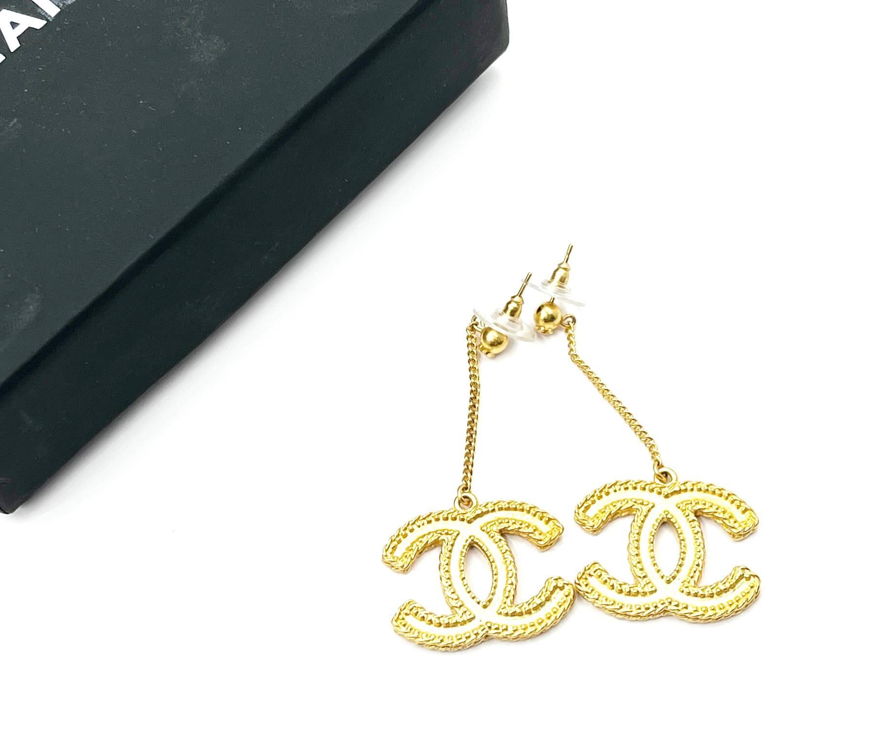 Chanel Classic Gold CC Dangle Piercing Ohrringe (Kunsthandwerker*in) im Angebot