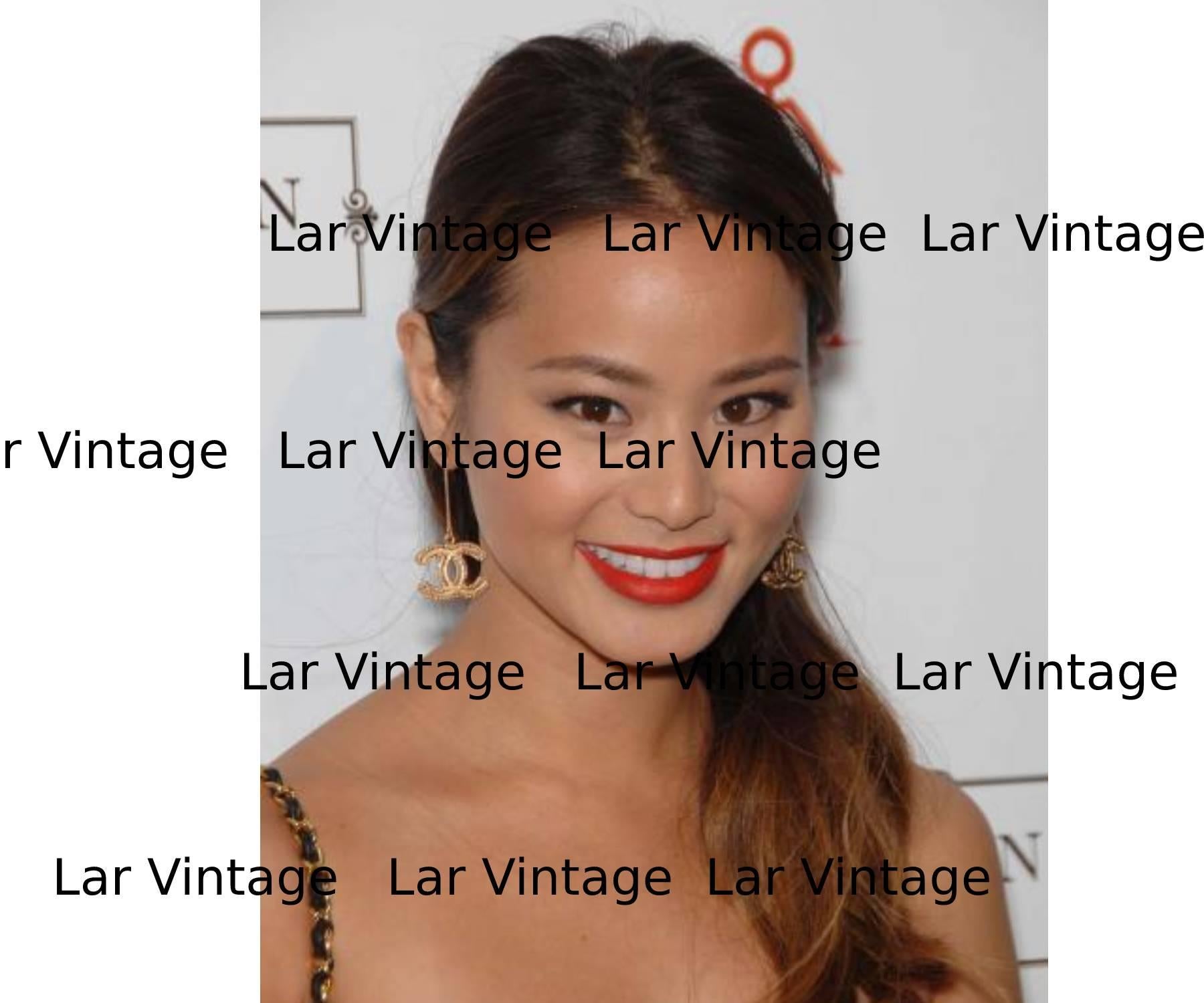 Chanel Classic Gold CC Dangle Piercing Ohrringe Damen im Angebot