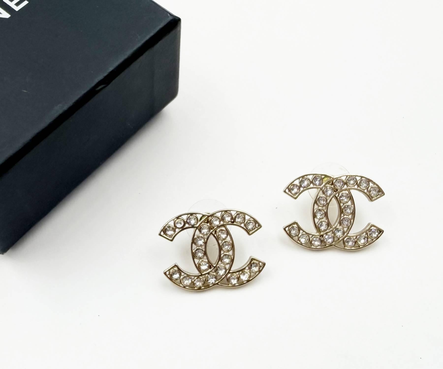 Artigiano Chanel Classic Gold CC Frame Round Crystal Large Piercing Earrings in vendita