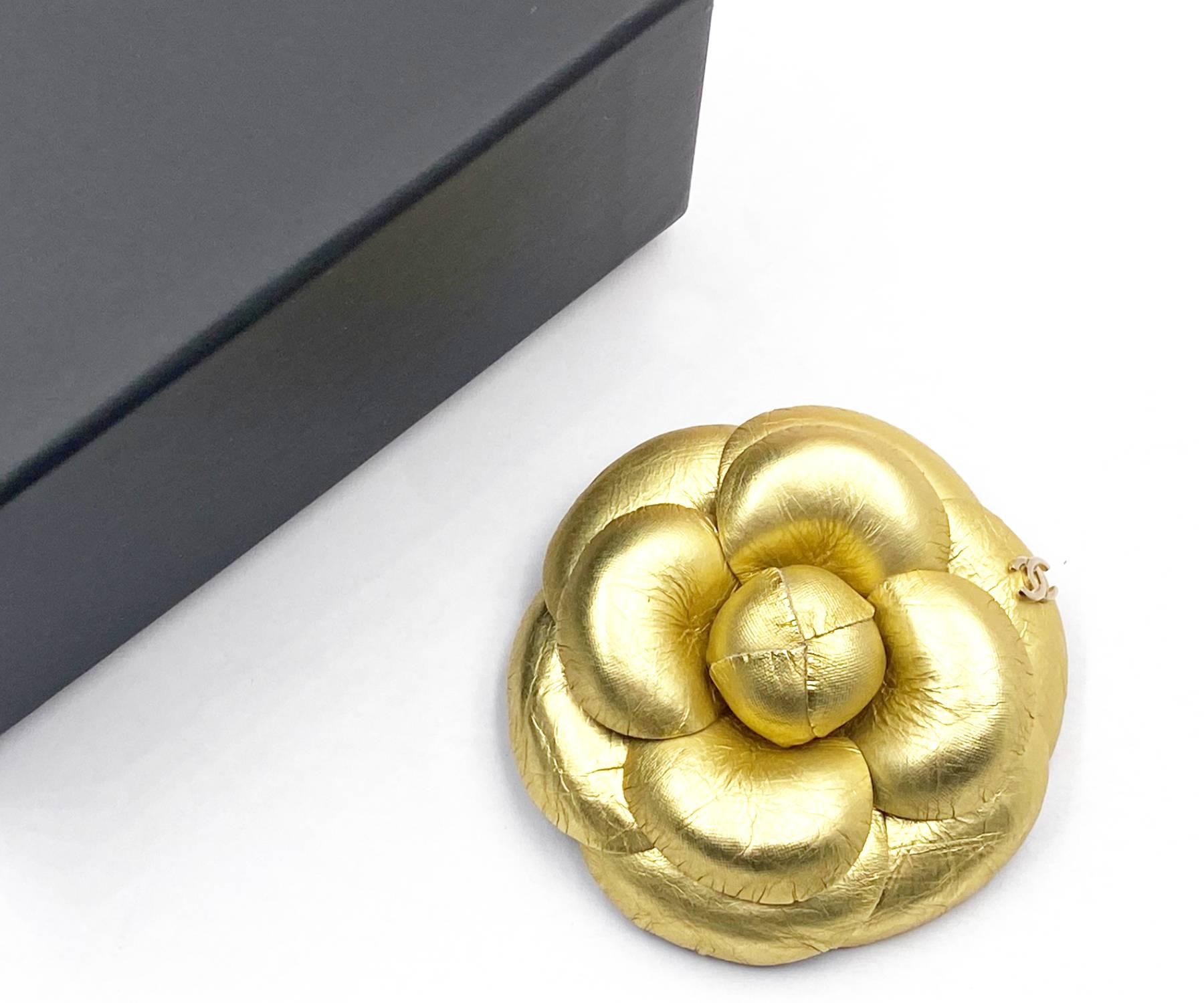 Chanel Classic Gold CC Gold Leather Brooch

*Marked 16
*Made it France
*Comes with original box

-Approximately 2.6″ x 2.6″
-Classic and beautiful
-In a pristine condition

1186-43096

