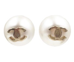 Orecchini con piercing Chanel Classic Gold CC Gumball Pearl