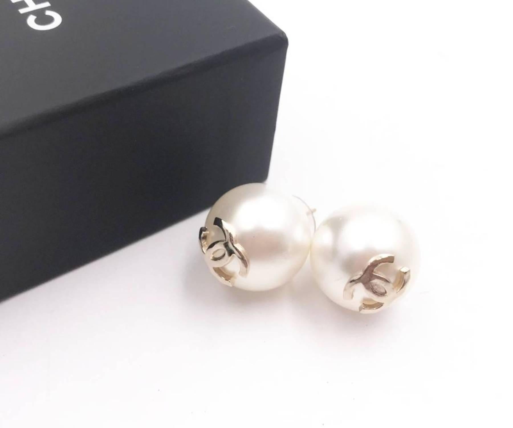 Chanel - Boucles d'oreilles classiques en or CC avec perles de gomme Excellent état - En vente à Pasadena, CA