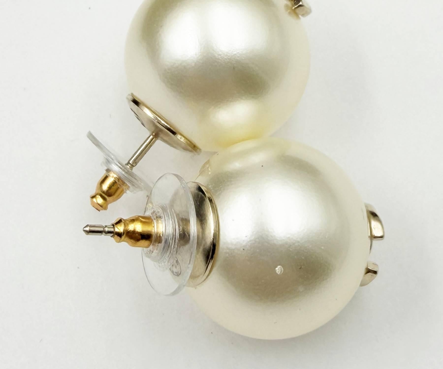 Chanel - Boucles d'oreilles classiques en or CC avec perles de gomme Pour femmes en vente