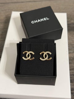 Orecchini a bottone CHANEL con logo CC classico dorato e cristalli