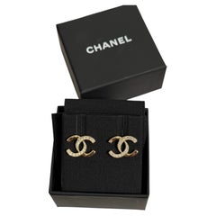Orecchini a bottone CHANEL con logo CC classico dorato e cristalli