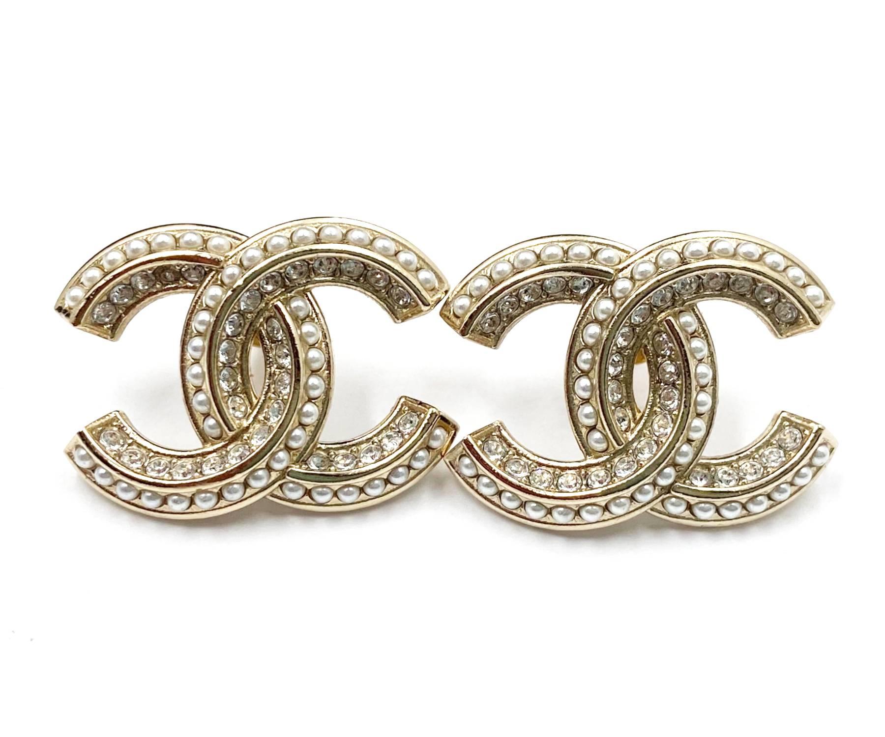 Chanel Oro Classico CC  Orecchini da piercing grandi con cristalli di perle

*Segnalato 20
*Fatto in Italia
*Viene fornito con scatola, custodia e libretto originali

-Misura circa 0,75