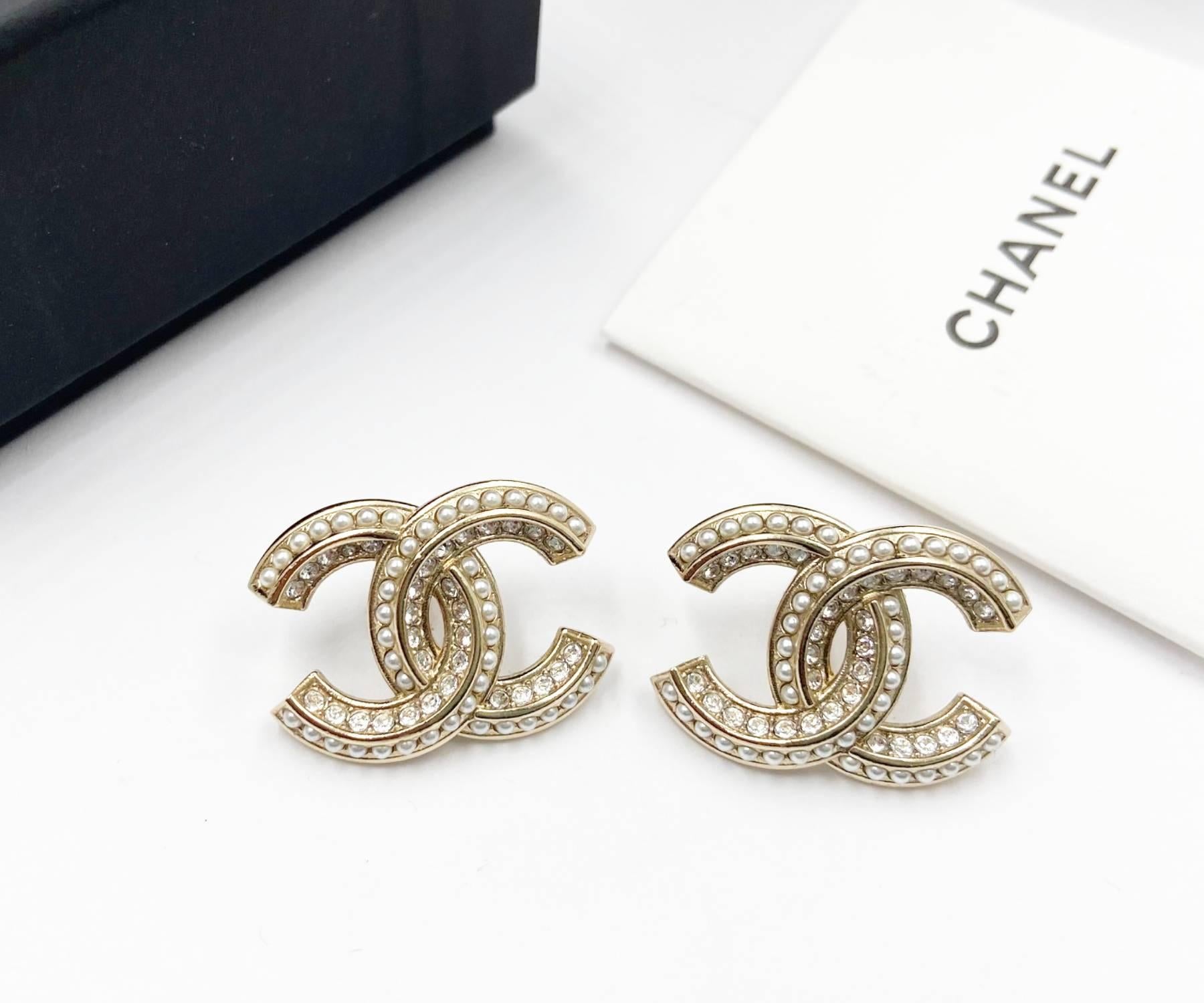 Artigiano Chanel Oro Classico CC  Rolle Orecchini con perle e cristalli grandi per il piercing in vendita