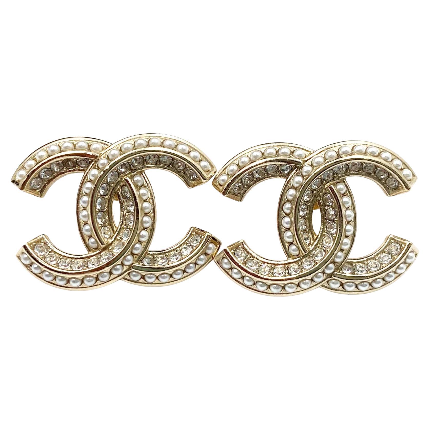 Chanel Oro Classico CC  Rolle Orecchini con perle e cristalli grandi per il piercing