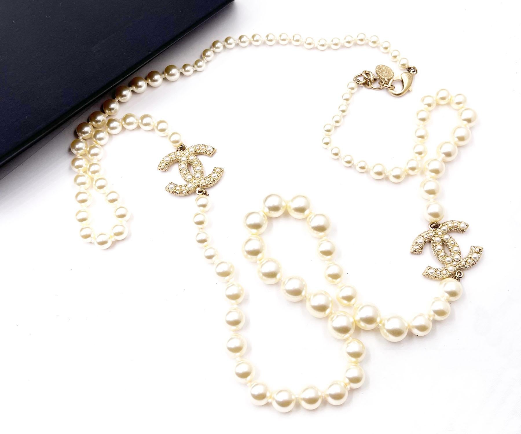 Chanel Gold CC Scatter Pearl Pearl Long Necklace 100 Year Anniversary

*Marked 17
*Made in France

-It is approximately 40″
-The pendants are approximately 0.9″ x 1.25″.
-Wear it double or triple to create your own style
-In an excellent