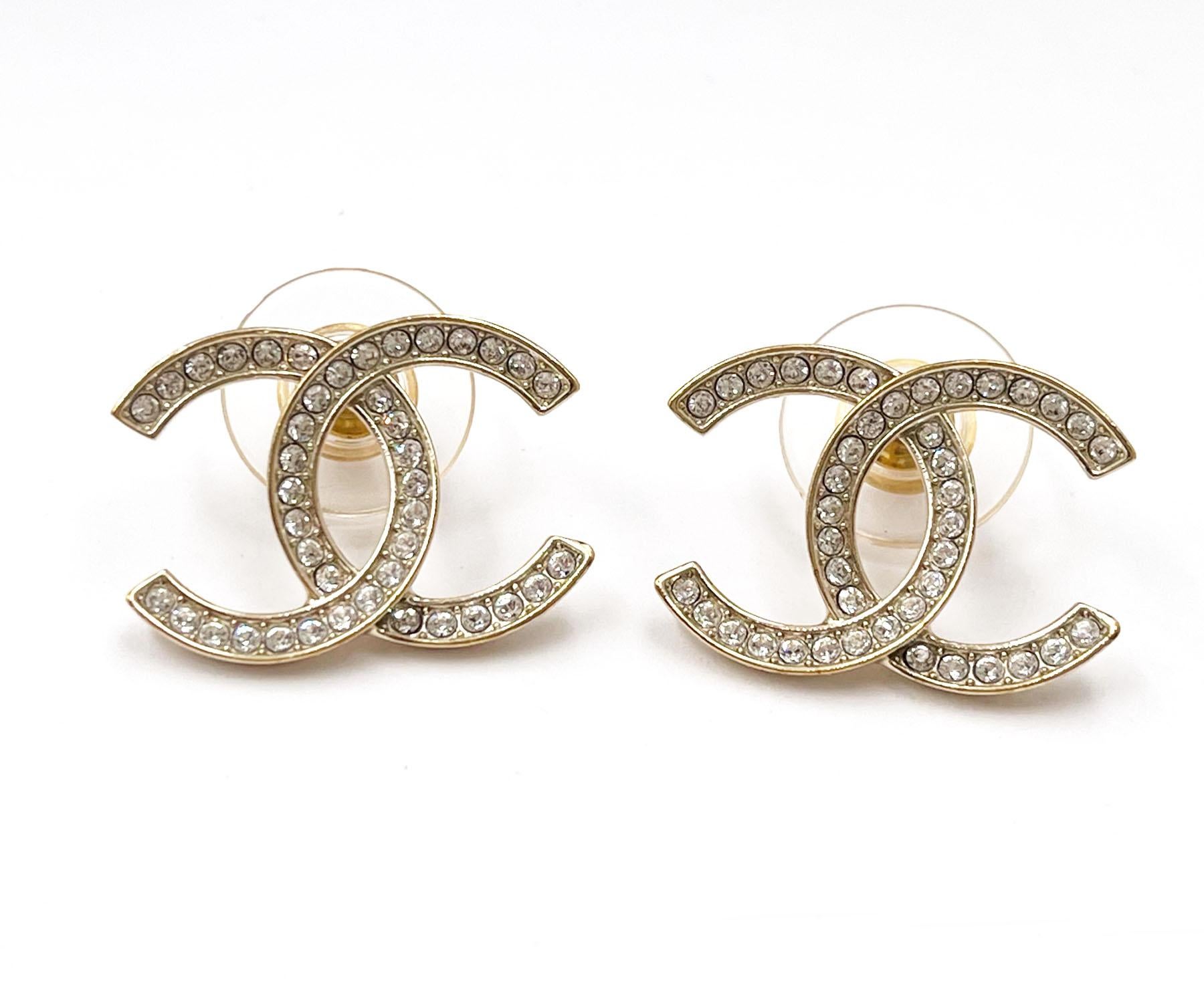 Chanel Klassische Gold CC Dünne Kristall Große Piercing Ohrringe

*Markierung 21
*Hergestellt in Italien
*Wird mit der Originalverpackung und dem Etui geliefert.

-Er ist ungefähr 0,9