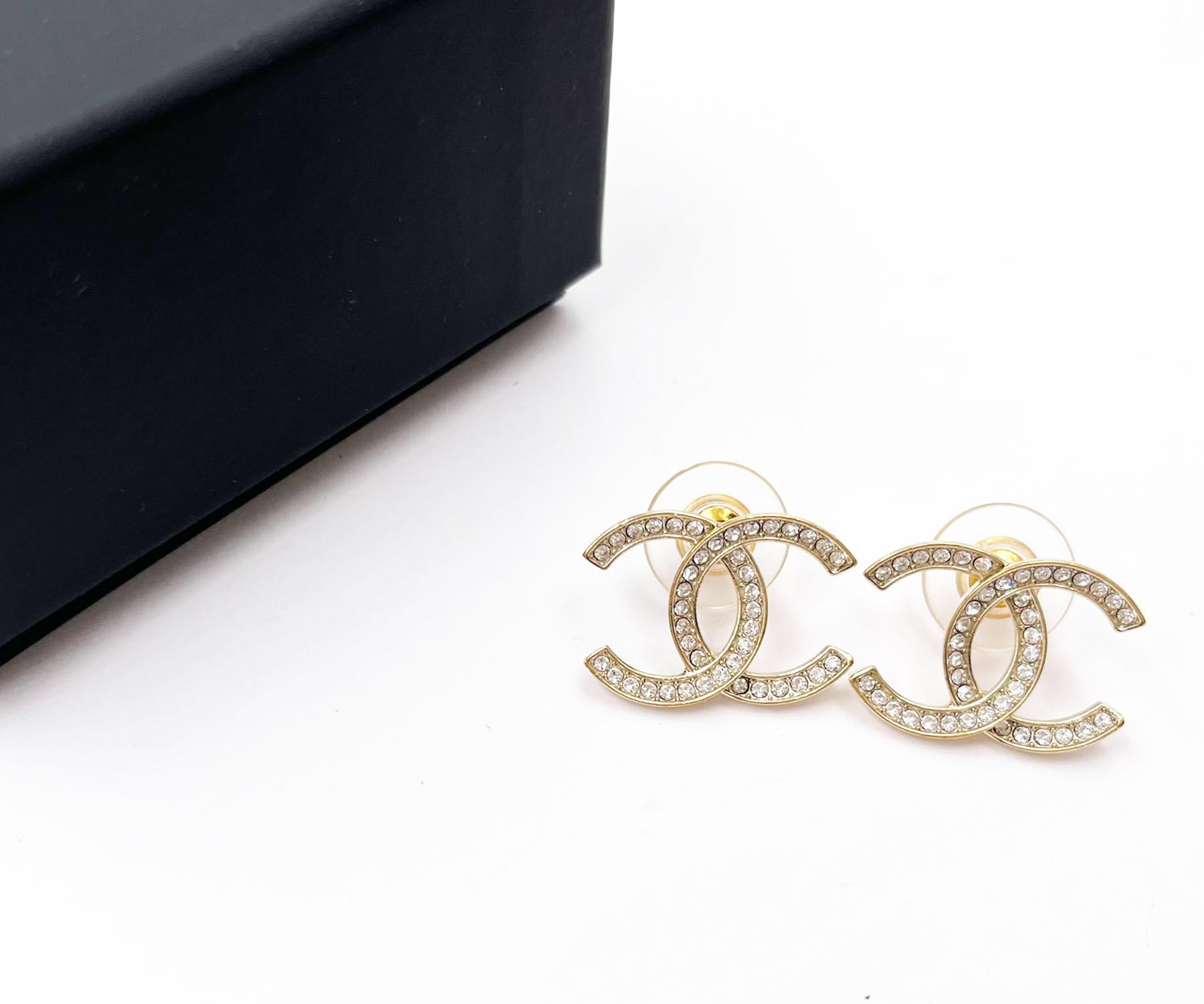 Chanel Klassische Gold CC Dünne Kristall Große Piercing Ohrringe (Kunsthandwerker*in) im Angebot