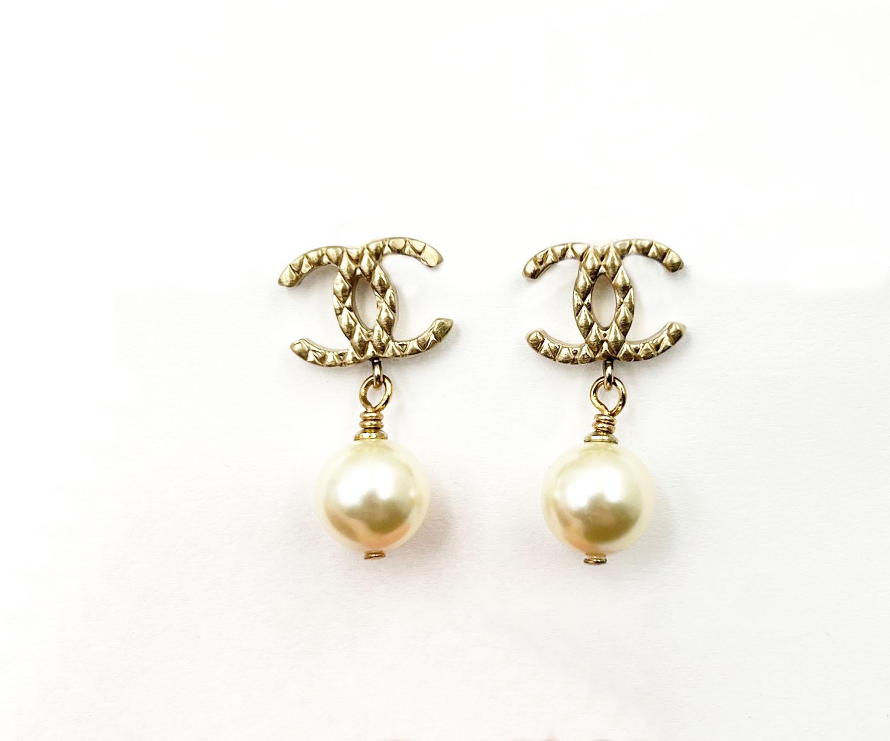 Chanel Klassisch Gold kariert CC Perle baumeln Piercing Ohrringe

*Markierung 11
*Hergestellt in Italien

- Sie ist etwa 1,1