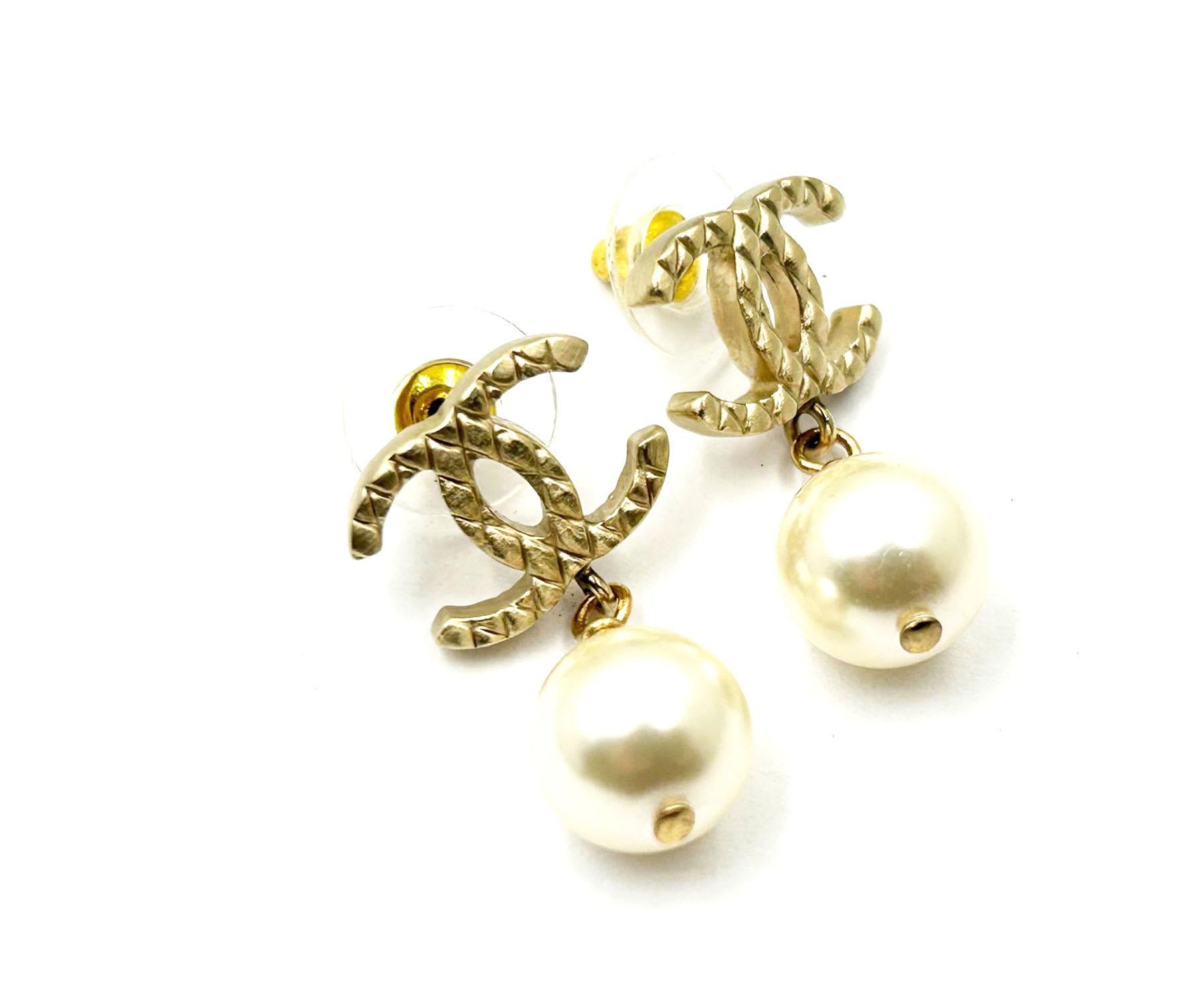 Chanel Classic  Gold Plaid CC Pearl Dangle Piercing Earrings  In Excellent Condition In Pasadena, CA