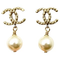 Chanel Classic  Gold karierte CC Perlen-Ohrringe mit durchbohrten Perlen 