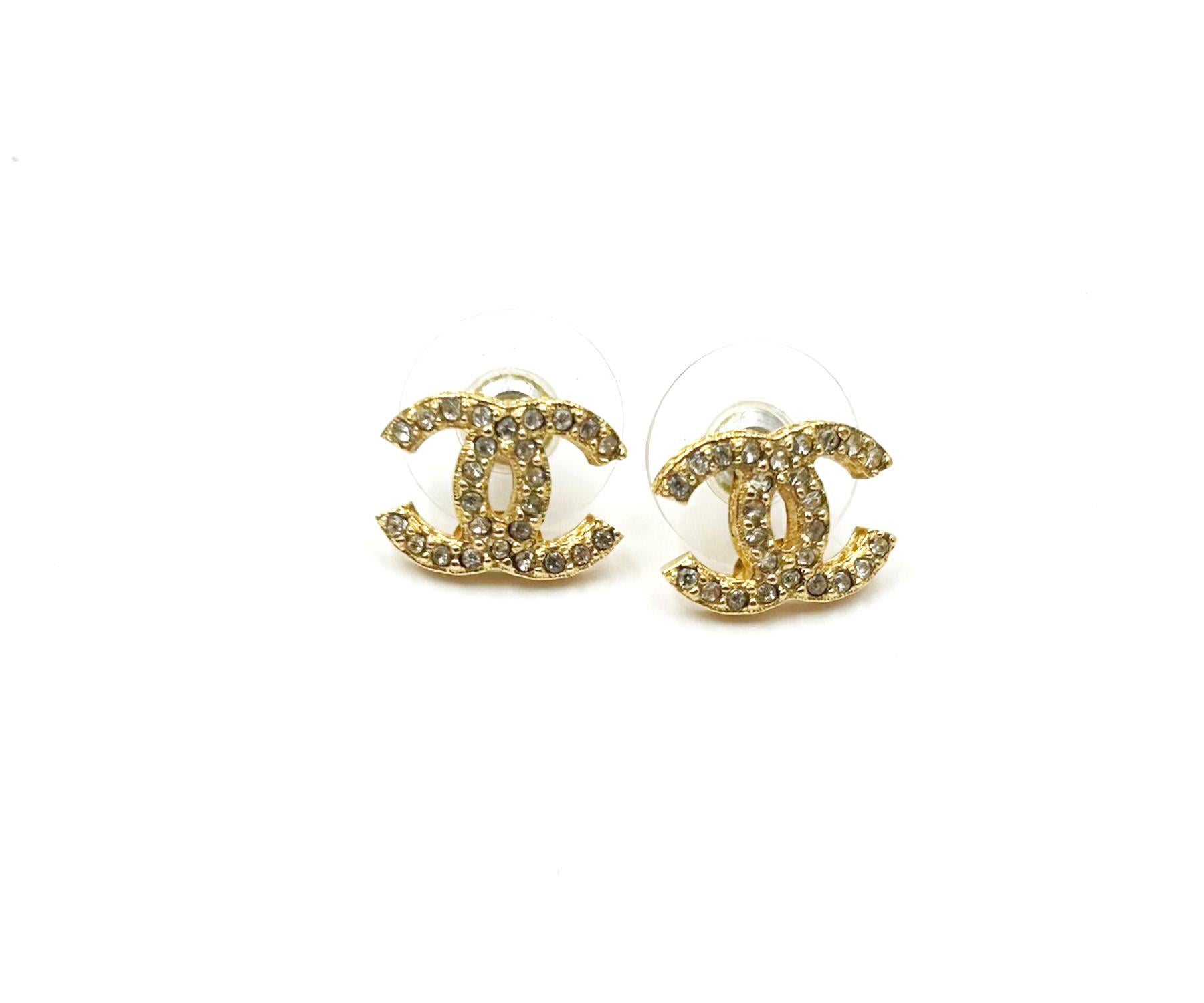 Chanel Classic  Gold Plated CC Crystal Small Curve Piercing Earrings

*Marked 15
*Made in Italy

-It is approximately 0.5