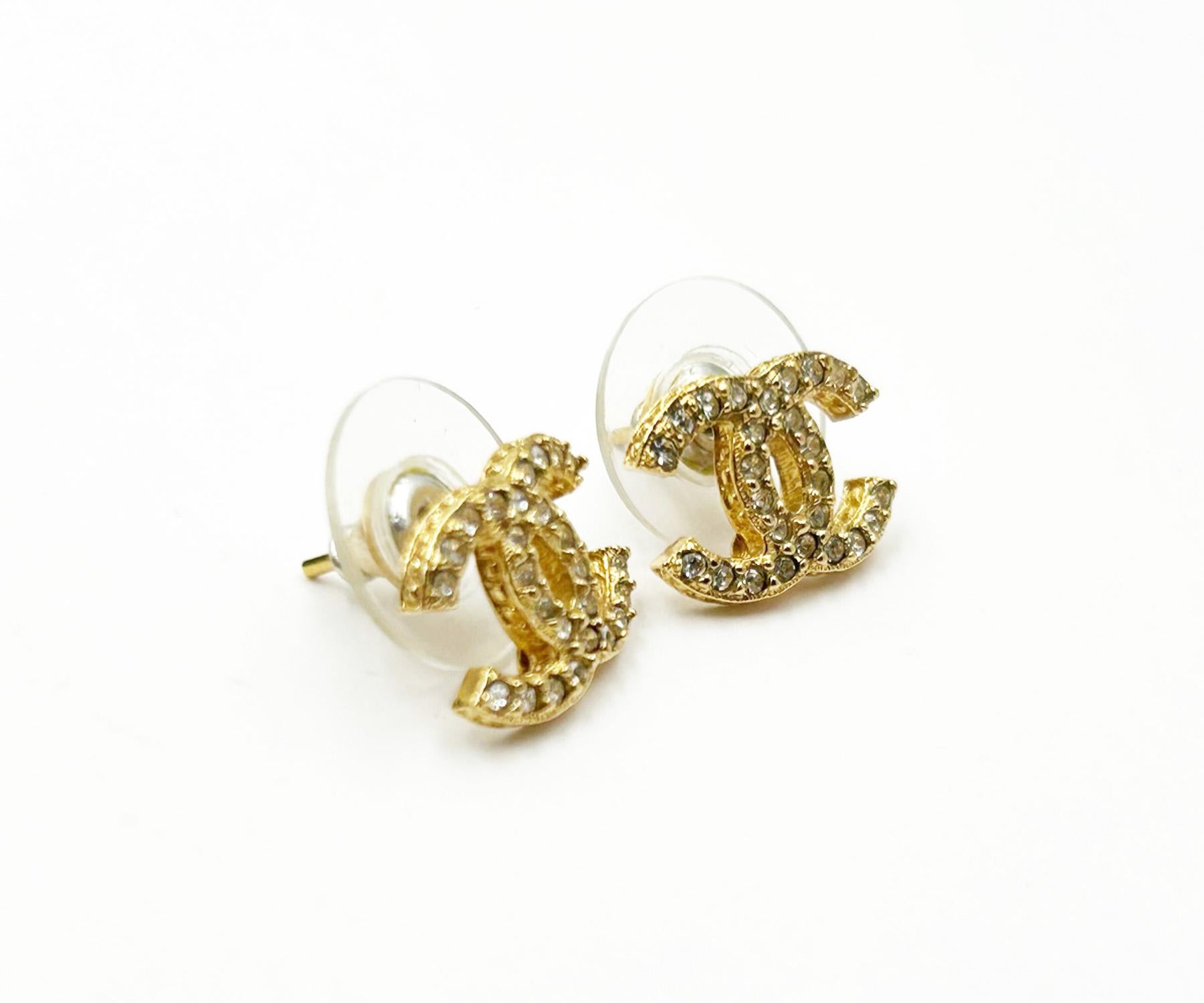 Chanel Classic  Vergoldete CC Kristall Kleine Kurve Piercing Ohrringe im Zustand „Hervorragend“ in Pasadena, CA