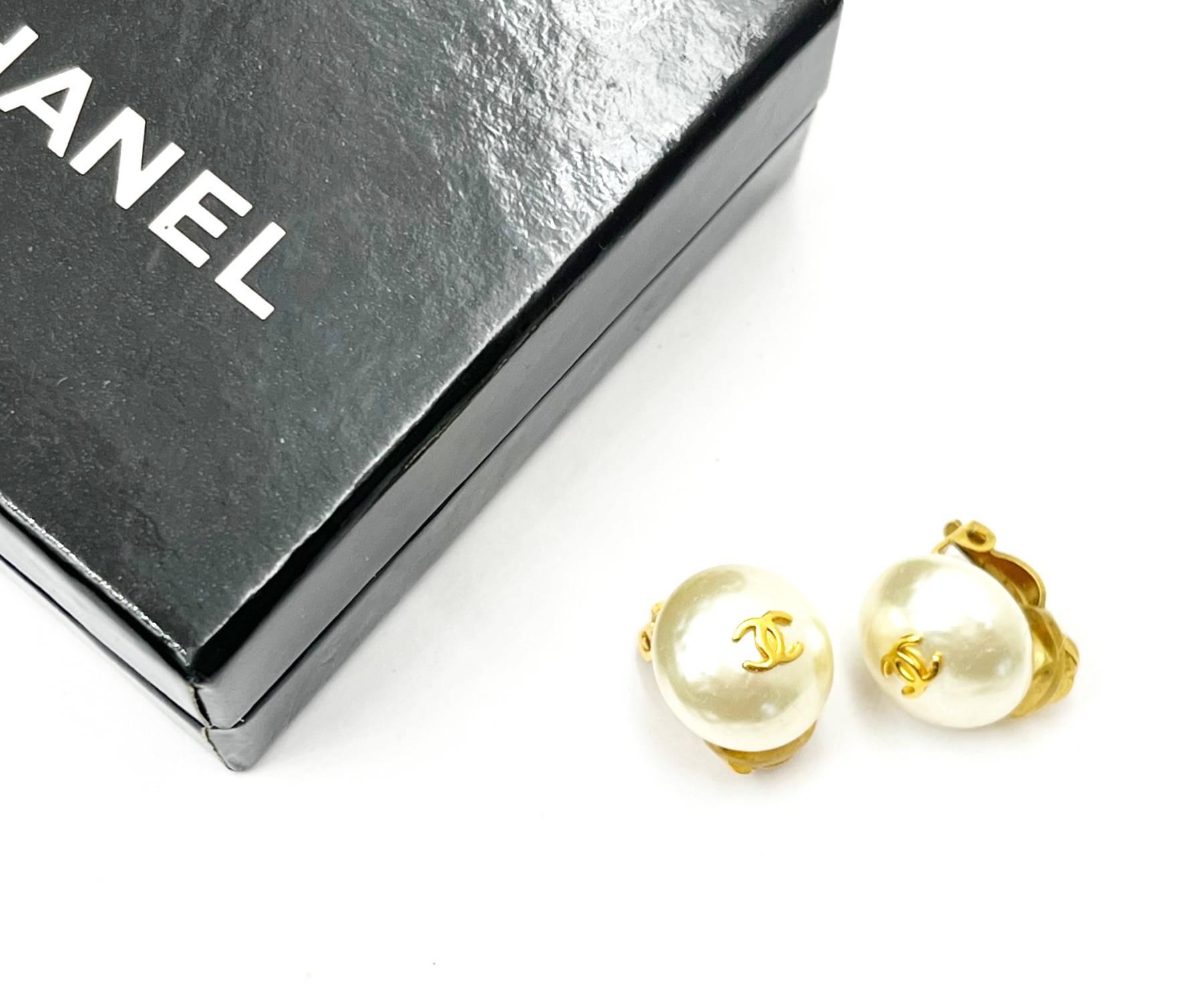 Chanel Classic Gold Plated CC Small Pearl Clip on Earrings

*Marked 95
*Made in France
*Comes with the original box

-Approximately 0.55