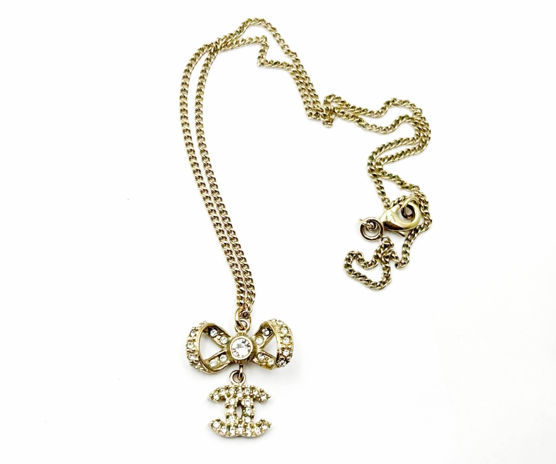 Chanel Classic Gold Ribbon Bow CC Crystal Pendant Necklace

*Marked 11
*Made in France
*Comes with the original box, dustbag and tag, in complete.

-The pendant is approximately 0.9