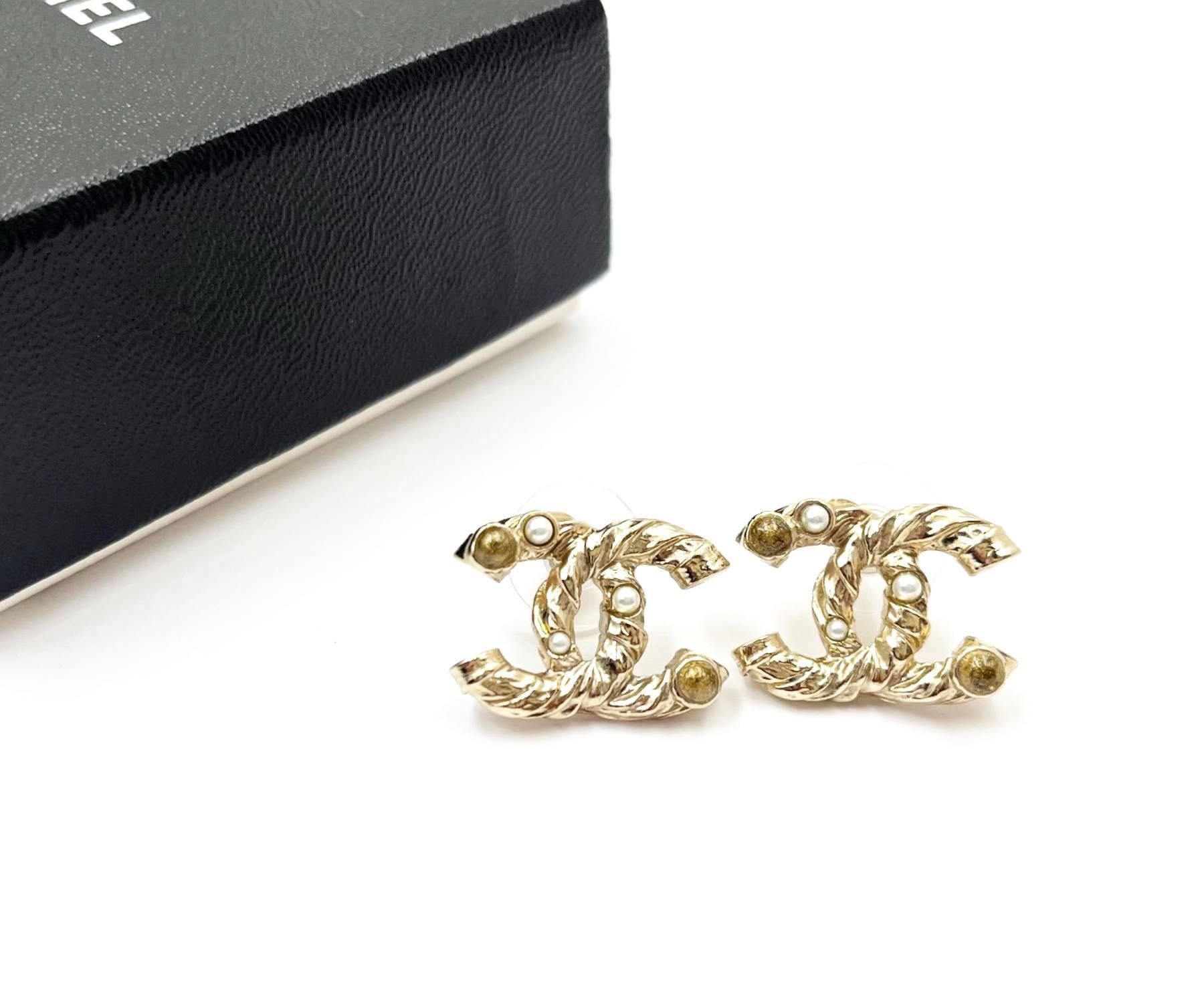 Chanel Classic Gold Twisted CC Pearl Stone Piercing Earrings

*Marked 11
*Made in France
*Comes with the original box 

-Approximately 0.8