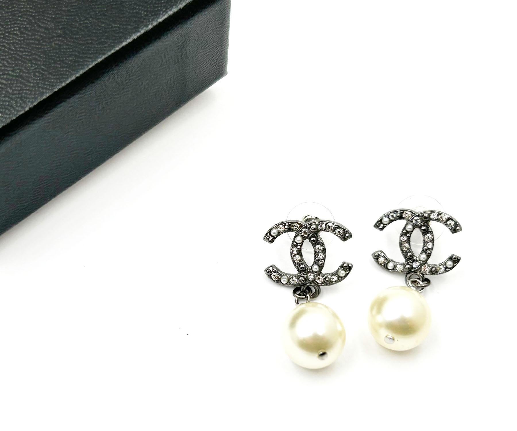 Chanel Classic Gunmetal CC Crystal Faux Perle baumeln Piercing Ohrringe

*Markiert 13
*Hergestellt in Frankreich
*Kommt mit dem Originalkarton

-Sie ist ungefähr 1,35