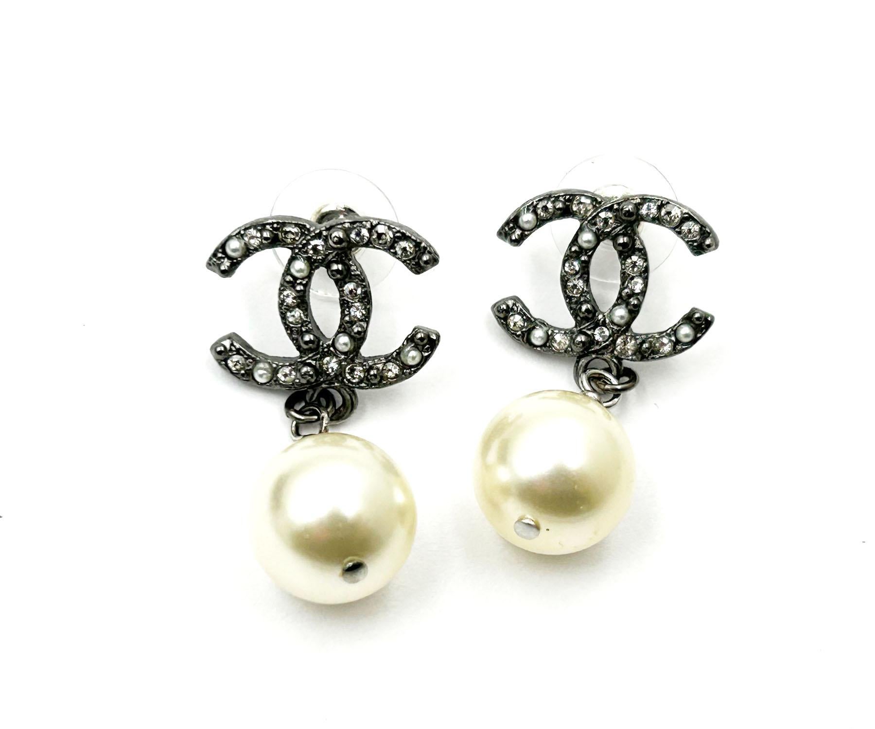 Chanel Classic Gunmetal CC Crystal Faux Pearl Dangle Piercing Earrings In Excellent Condition For Sale In Pasadena, CA
