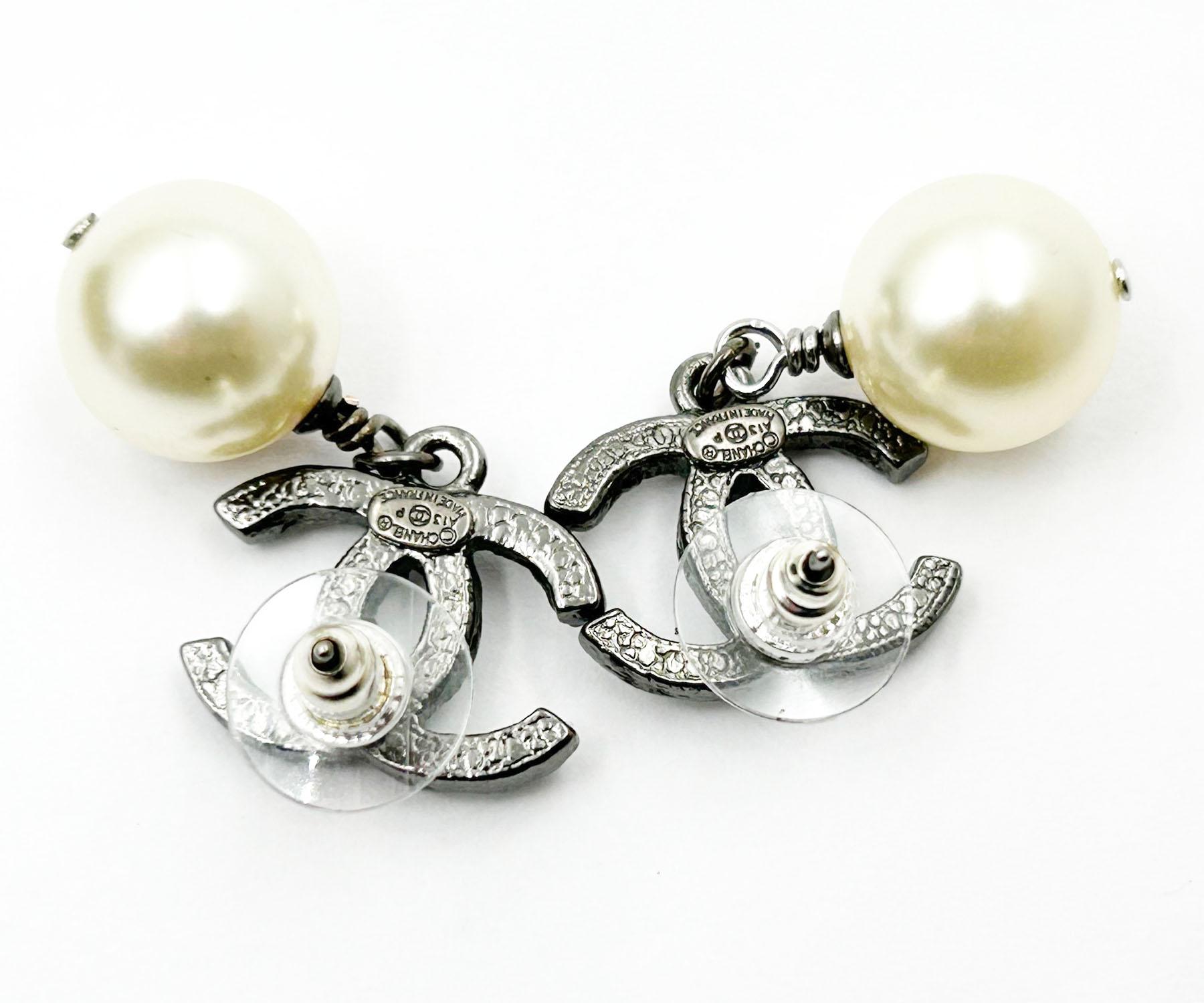 Women's Chanel Classic Gunmetal CC Crystal Faux Pearl Dangle Piercing Earrings For Sale