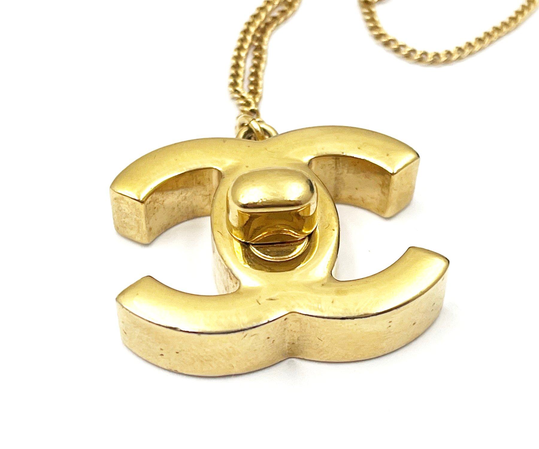 Chanel Classic Iconic Gold CC Turnlock Large Pendant Necklace   In Excellent Condition For Sale In Pasadena, CA