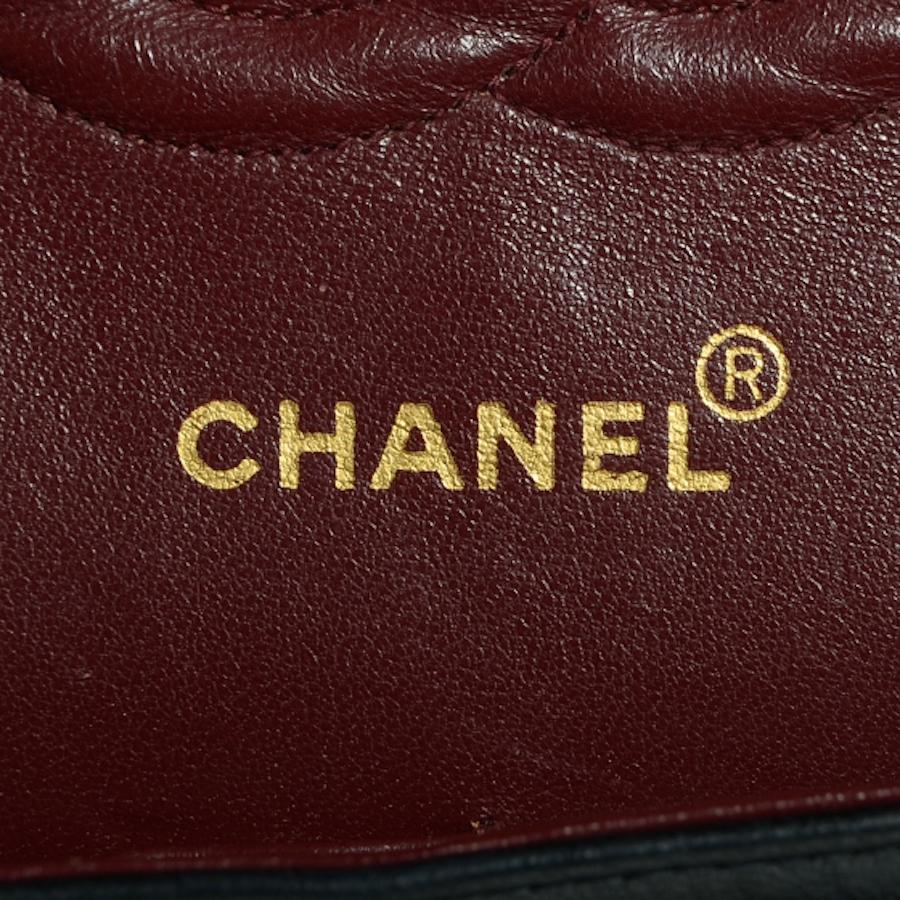 Chanel Vintage Schwarzes Lammfell Klassische Klappentasche mit Gold Hardware Medium im Angebot 2