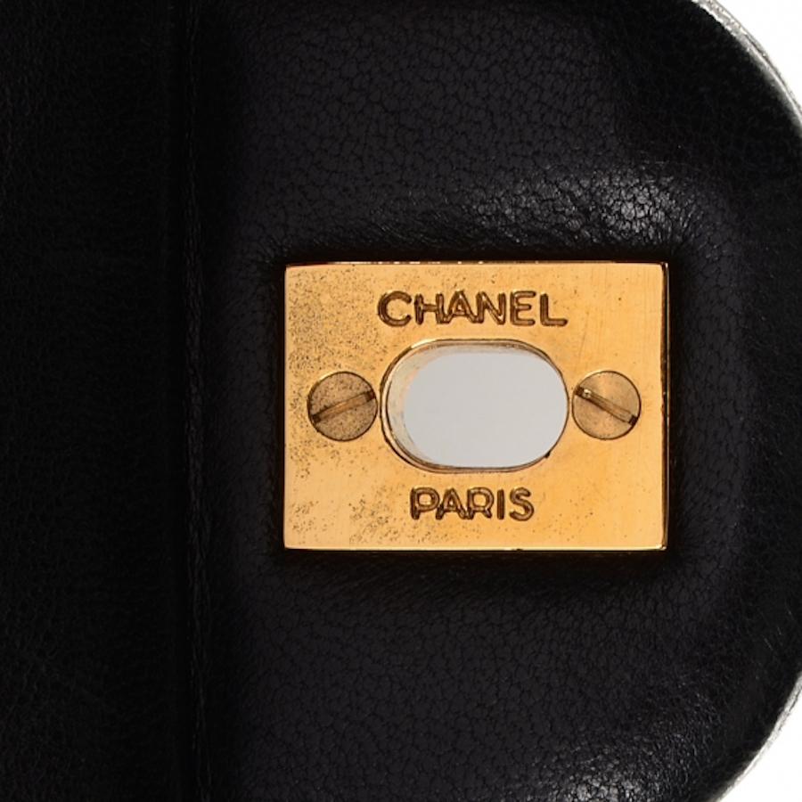 Chanel Vintage Schwarzes Lammfell Klassische Klappentasche mit Gold Hardware Medium im Angebot 3