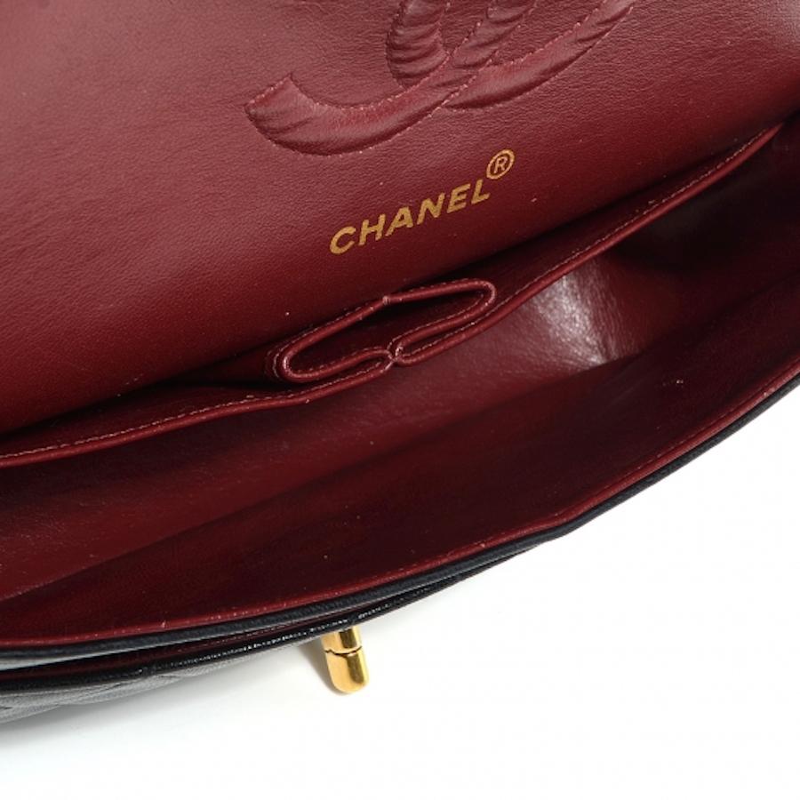 Chanel Vintage Schwarzes Lammfell Klassische Klappentasche mit Gold Hardware Medium im Angebot 4