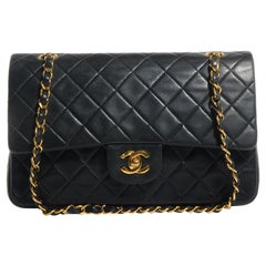 Chanel - Sac à rabat classique en cuir d'agneau noir vintage avec détails dorés, taille moyenne