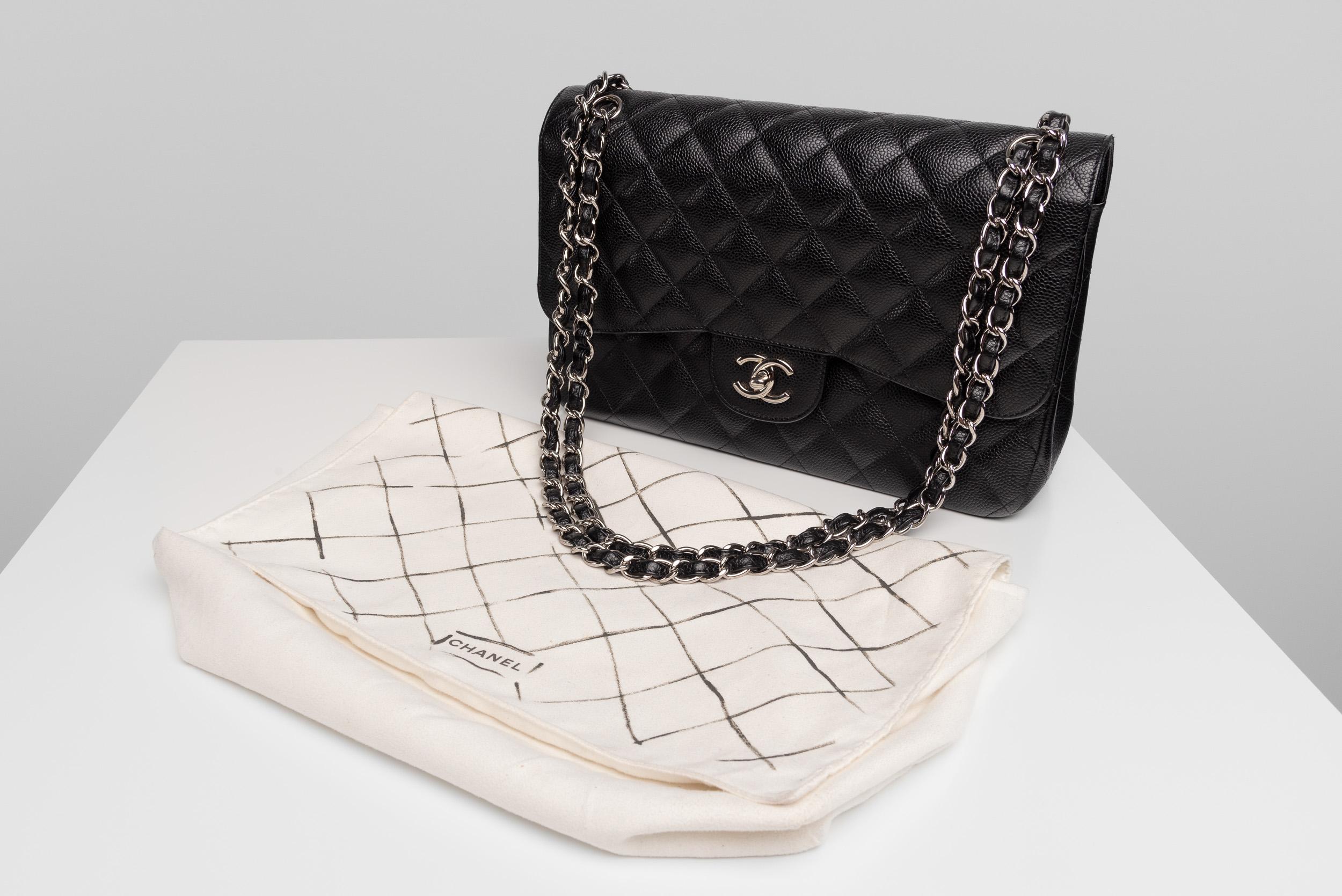 From the collection of SAVINETI we offer this Chanel Classic Flap Jumbo:
-	Brand: Chanel
-	Model: Classic Flap Jumbo Caviar
-	Year: 2014
-	Code: 18887879
-	Condition: Good (original condition, beautiful soft leather), very small signs of use on the