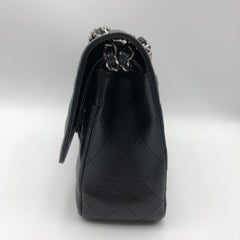 Bolso Chanel Classic Jumbo de doble solapa, en piel Caviar negra con herrajes plateados