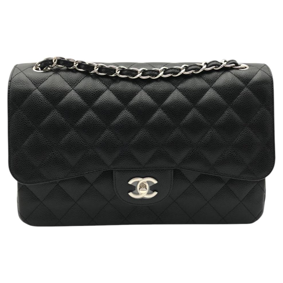 Borsa Chanel Classic Jumbo a doppia patta, in pelle Caviar nera con dettagli argentati in vendita
