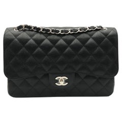 Bolso Chanel Classic Jumbo de doble solapa, en piel Caviar negra con herrajes plateados