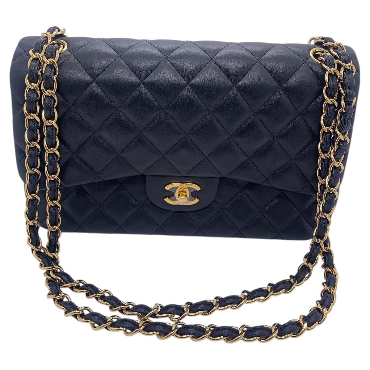 CHANEL Borsa classica Jumbo con doppia patta in pelle d'agnello nera e catena d'oro Italia