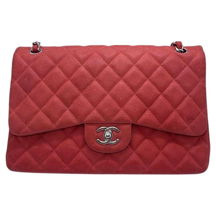 Sac Chanel Classic Jumbo à double rabat, cuir rouge, finitions argentées, fabriqué en France en vente