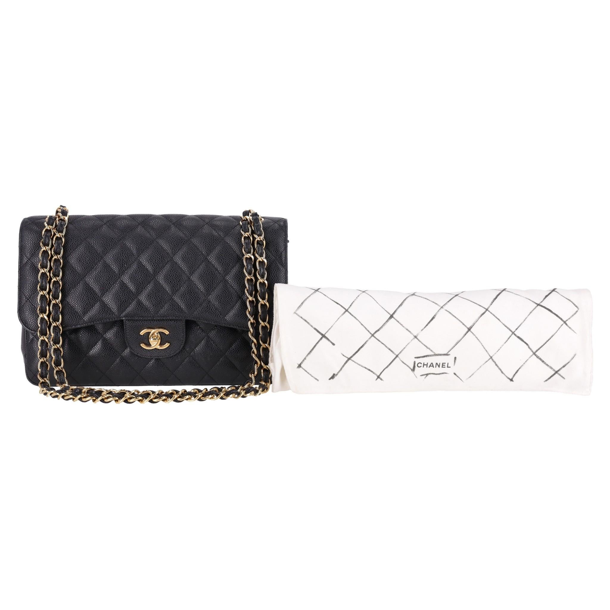 Chanel Classic Jumbo Bolso Doble Solapa Piel Caviar

Bolso negro atemporal confeccionado en la emblemática piel de caviar acolchada con rombos.

Con doble solapa delantera y el logotipo 