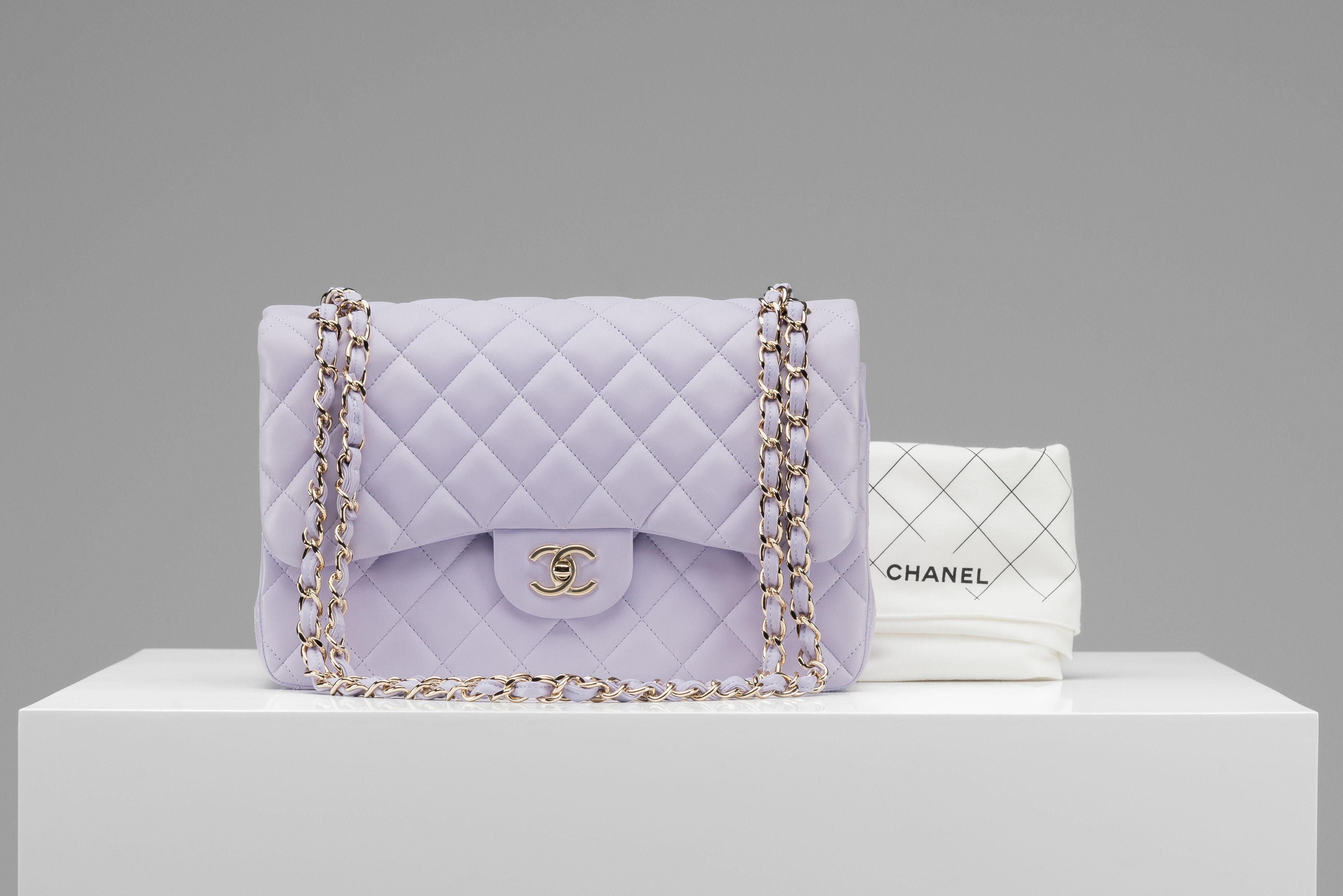 From the collection of SAVINETI we offer this NEW Chanel Classic Flap Jumbo:

- Brand: Chanel
- Model: Classic Flap Jumbo
- Color: Lilac (Rare)
- Year: 2022
- Condition: NEW (never worn) 
- Materials: Lambskin leather, silver-color hardware
-