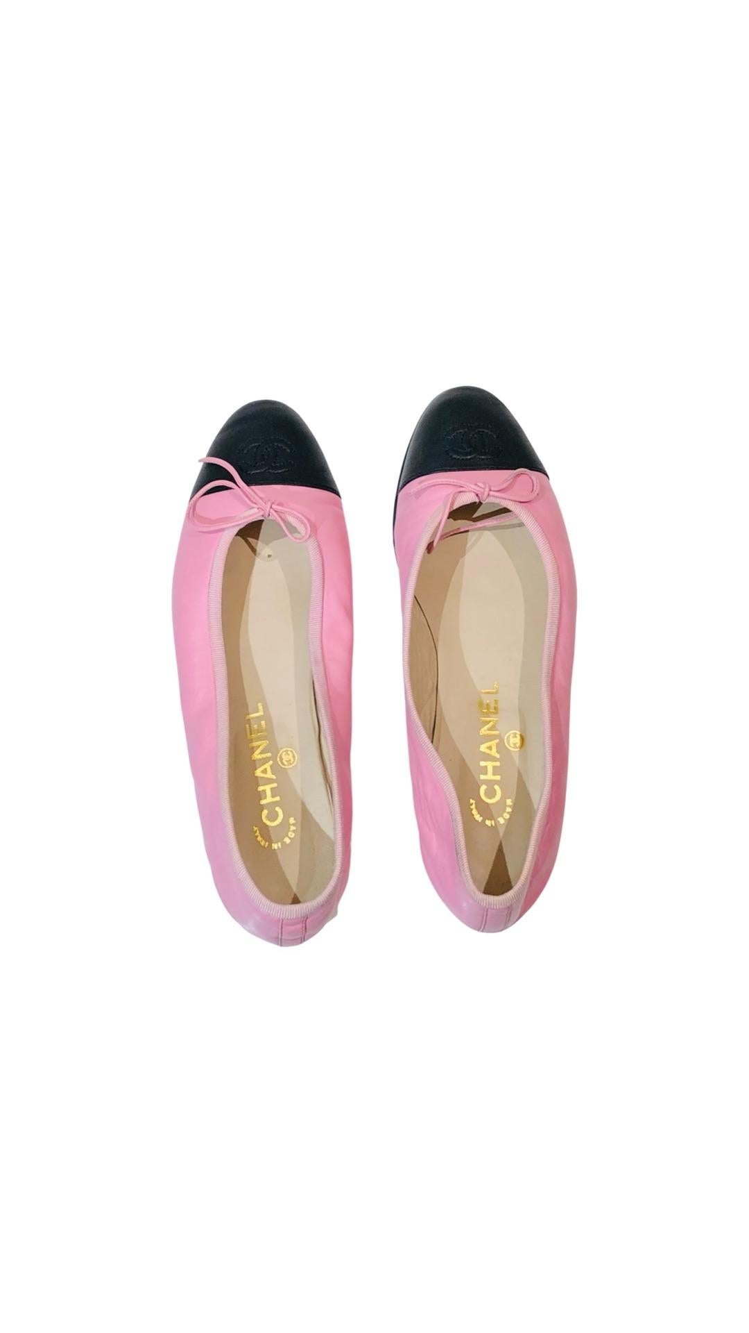 - Vintage 90s Chanel classic leather bow “CC” lambskin bi-toned pink/black cap toe ballet flats. 

- Size 38.5.