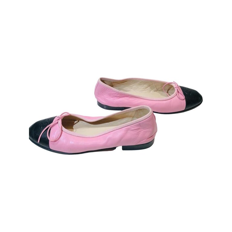 Chanel Classic Leather Bow  “CC” Lambskin Bi-Toned Pink/Black Ballet Flats In Excellent Condition For Sale In Sheung Wan, HK