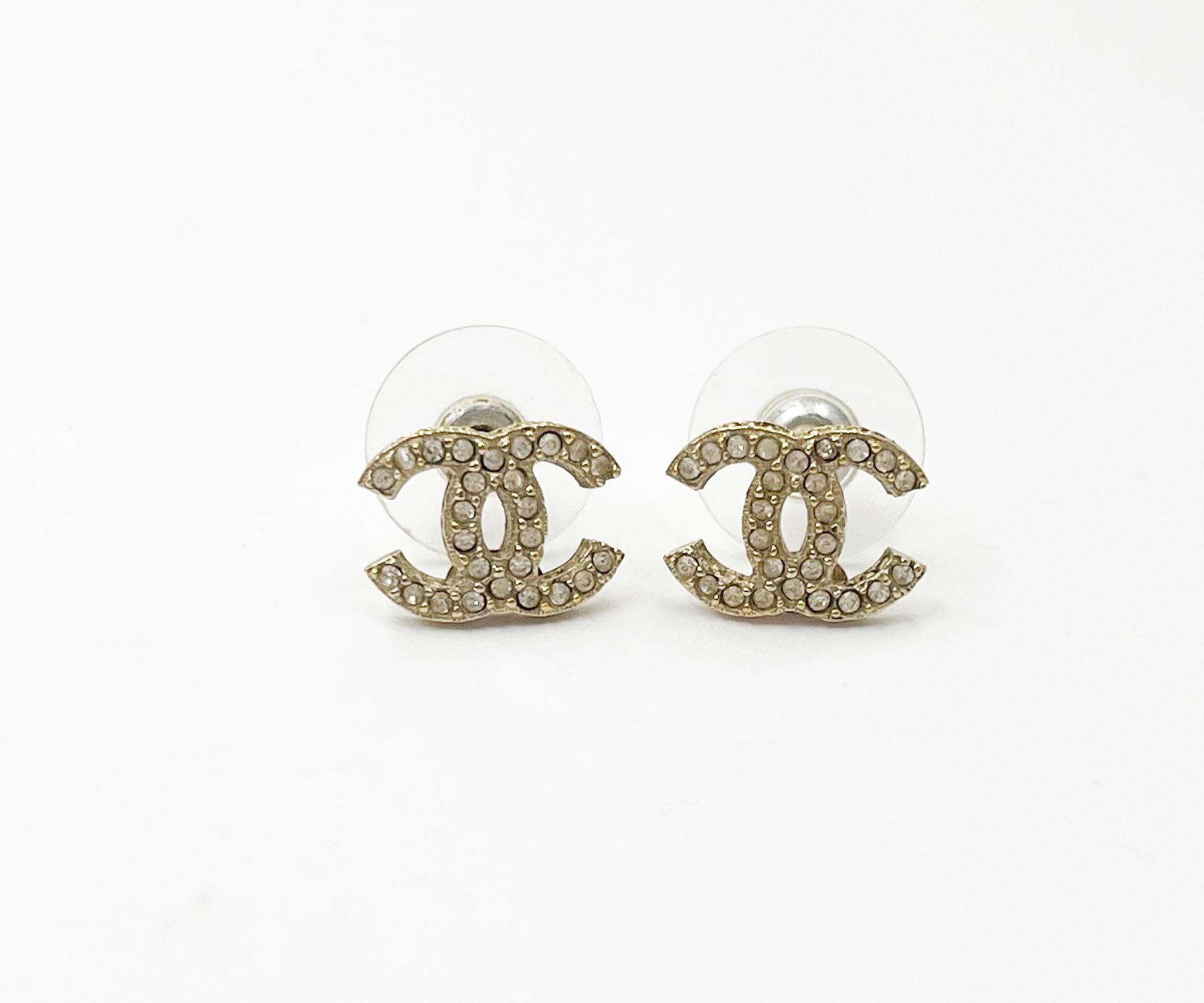 Chanel Classic Light Gold CC Crystal Small Curve Piercing Earrings

*Marked 16
*Made in Italy
*Comes with the original box

-It is approximately 0.5