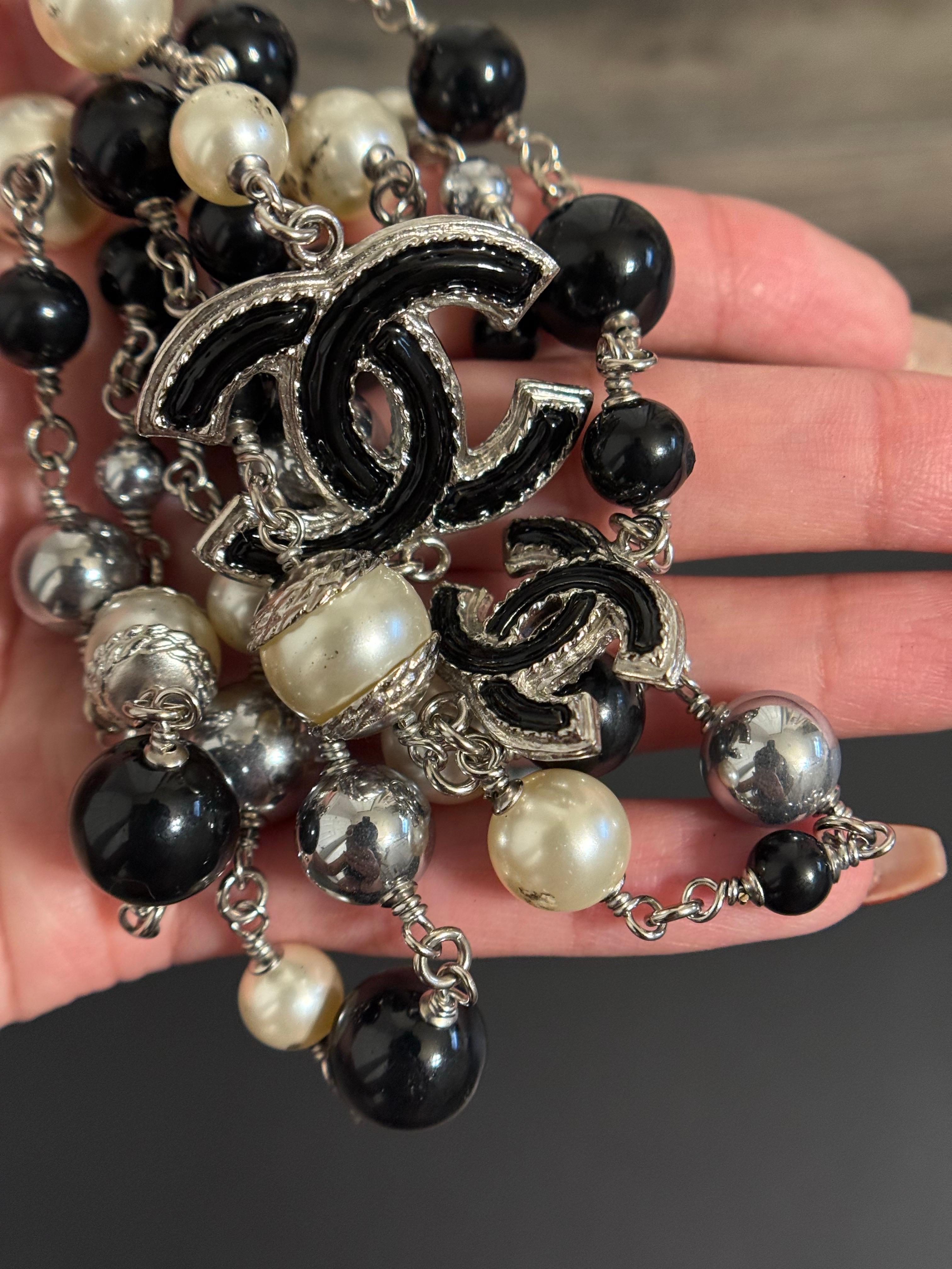 Collana Chanel Classic lunga ed elegante con perle bianche e nere in vetro CC in vendita 6