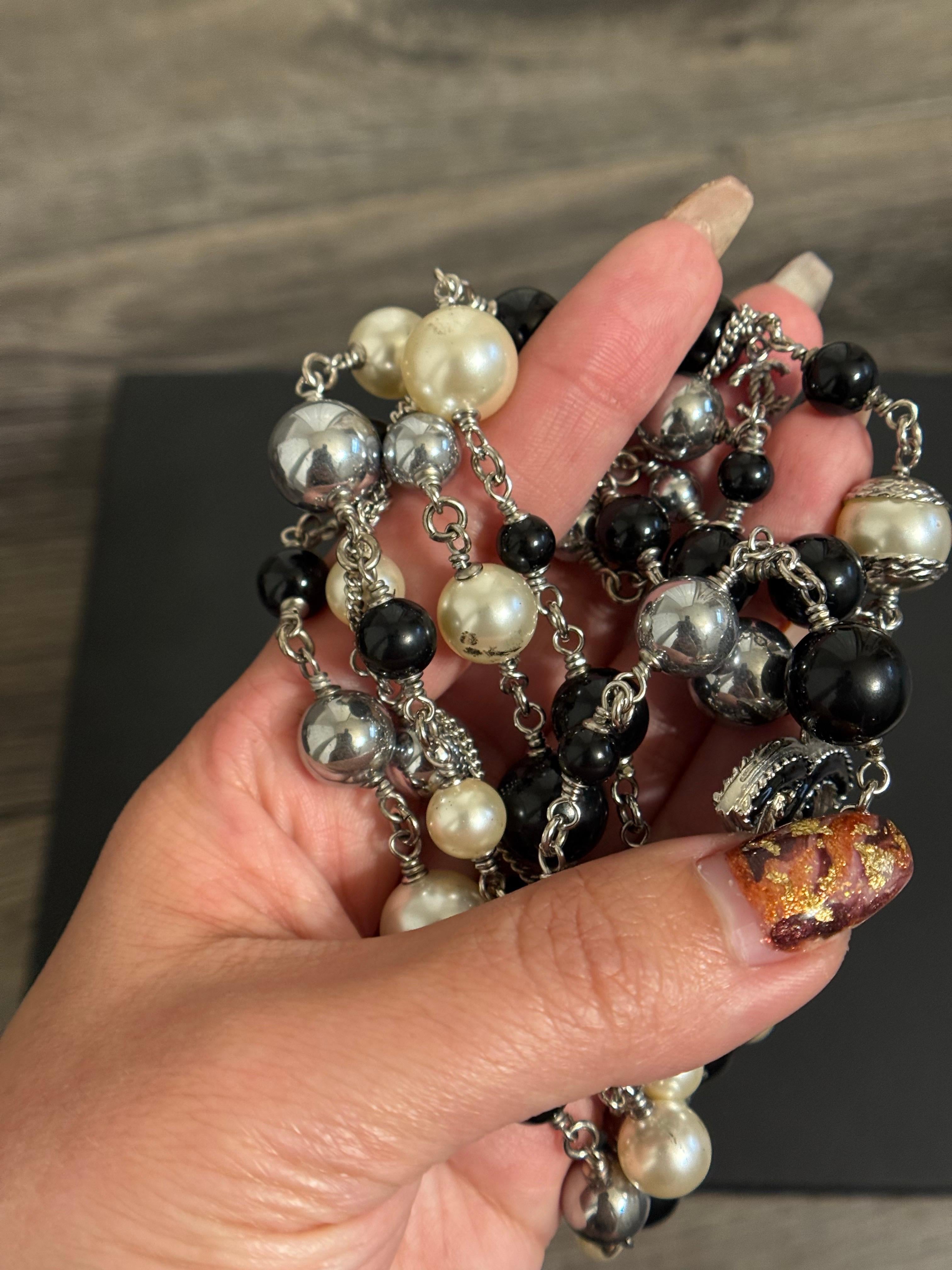 Collana Chanel Classic lunga ed elegante con perle bianche e nere in vetro CC in vendita 7