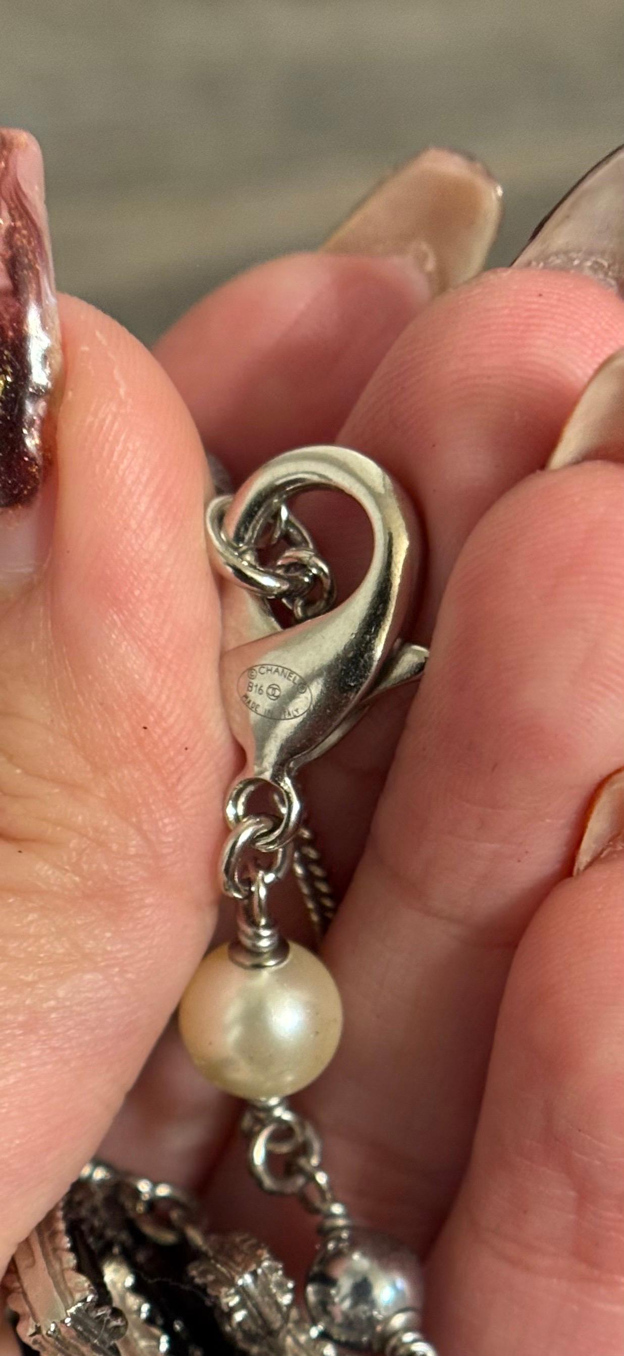 Collana Chanel Classic lunga ed elegante con perle bianche e nere in vetro CC in vendita 8