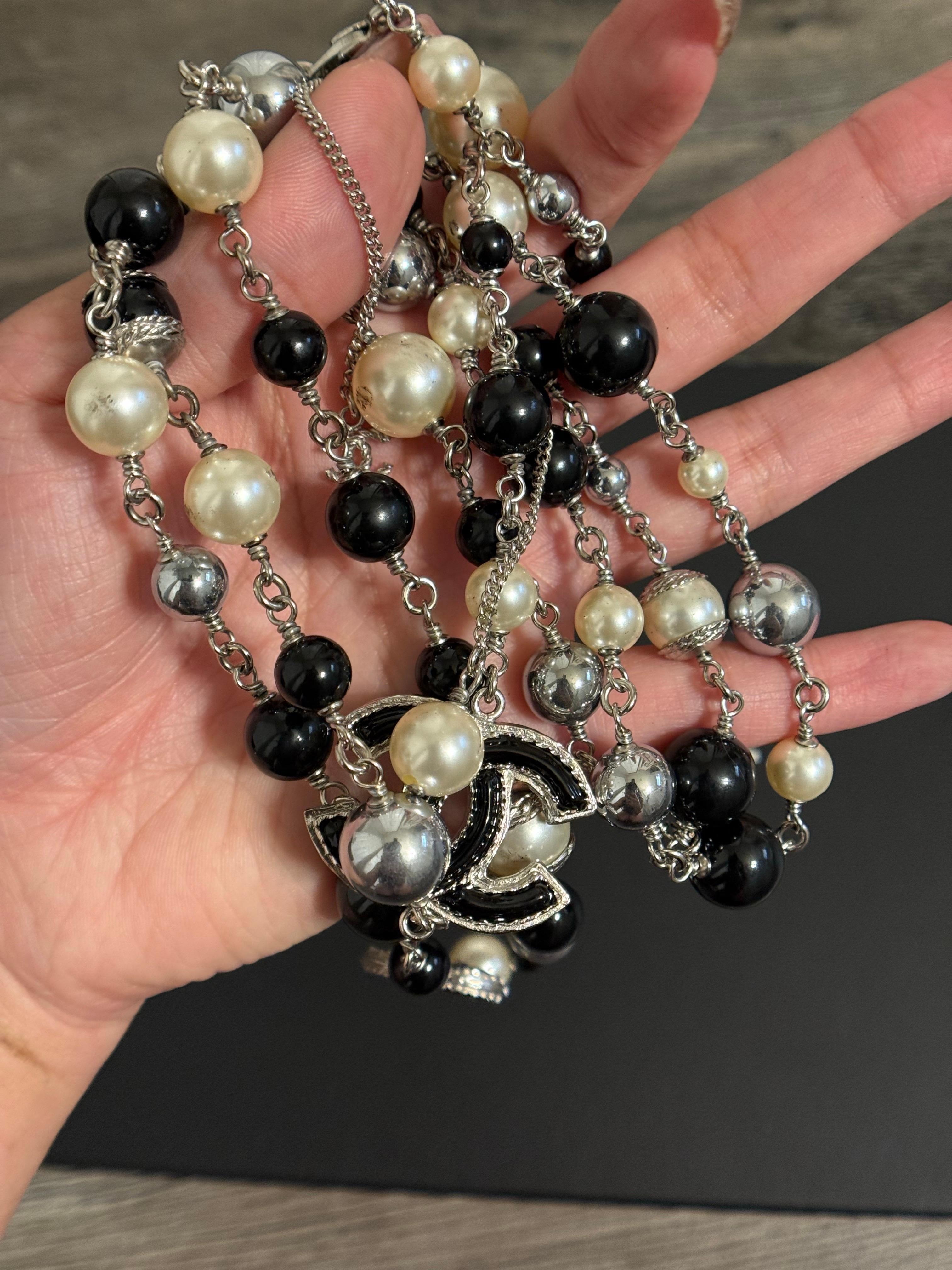 Collana Chanel Classic lunga ed elegante con perle bianche e nere in vetro CC in vendita 9