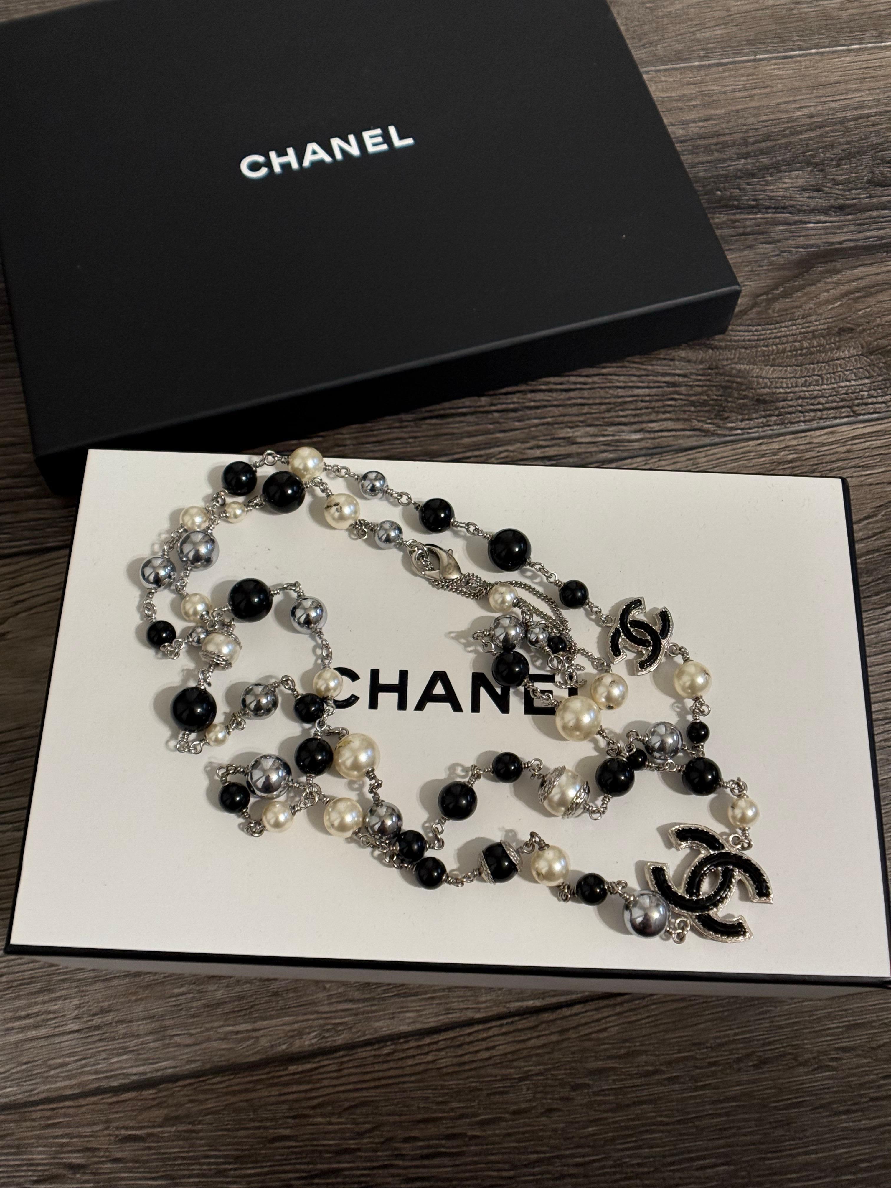 Collana Chanel Classic lunga ed elegante con perle bianche e nere in vetro CC in vendita 10