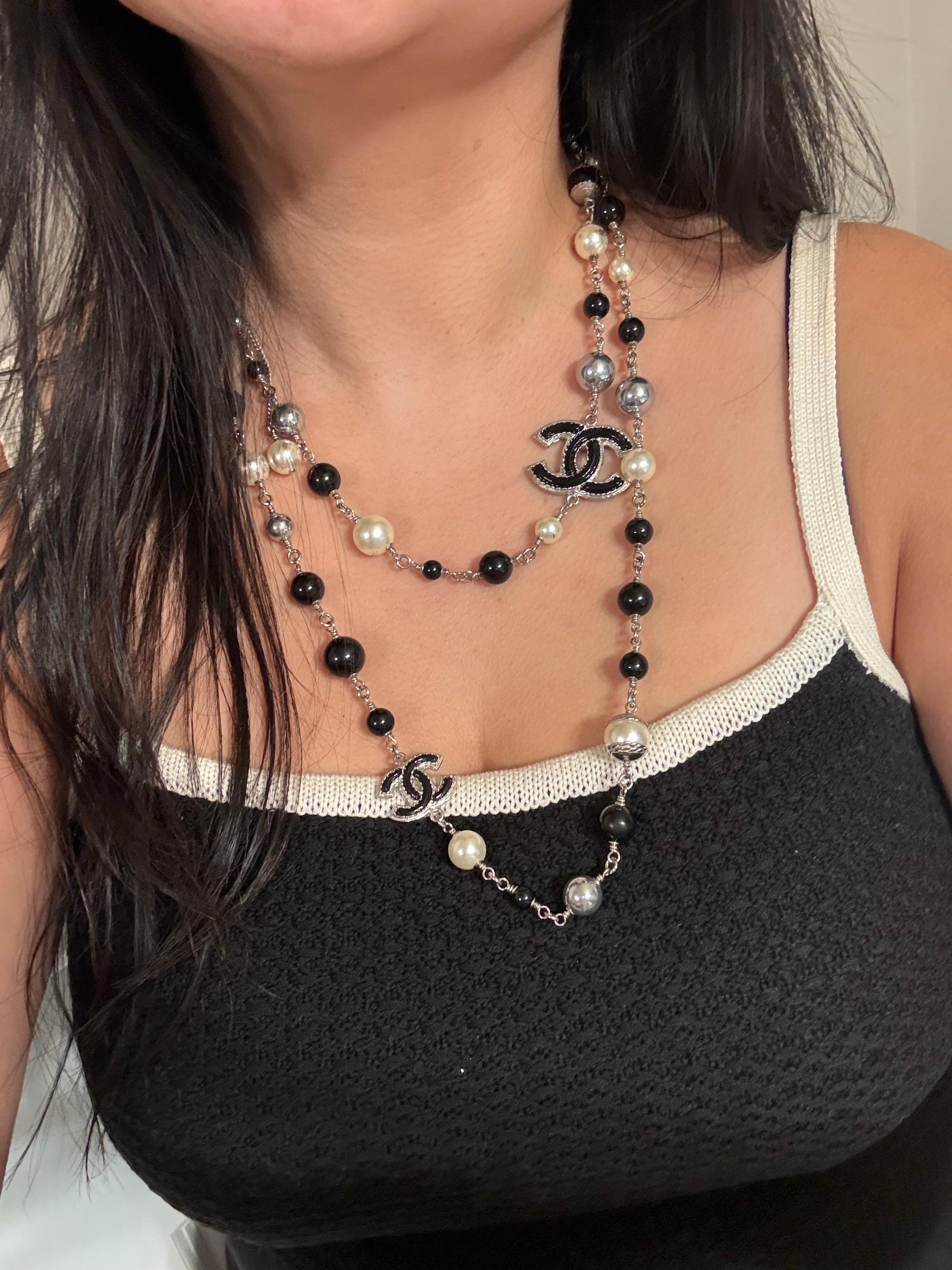 Collana Chanel Classic lunga ed elegante con perle bianche e nere in vetro CC in vendita 11